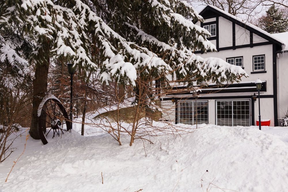 Snowy exterior of Fieldcote Memorial Park & Museum