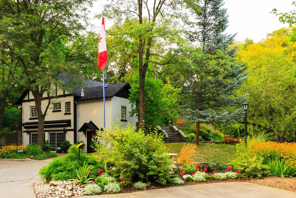 Exterior of Fieldcote Museum in the summer time surrounded by greenery.