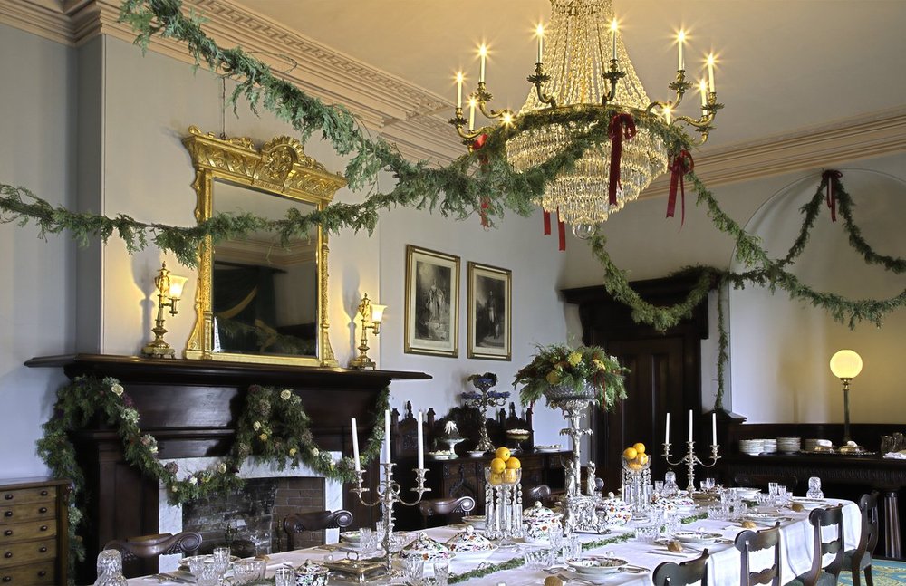 Dining room at Dundurn Castle decorated for the holidays.