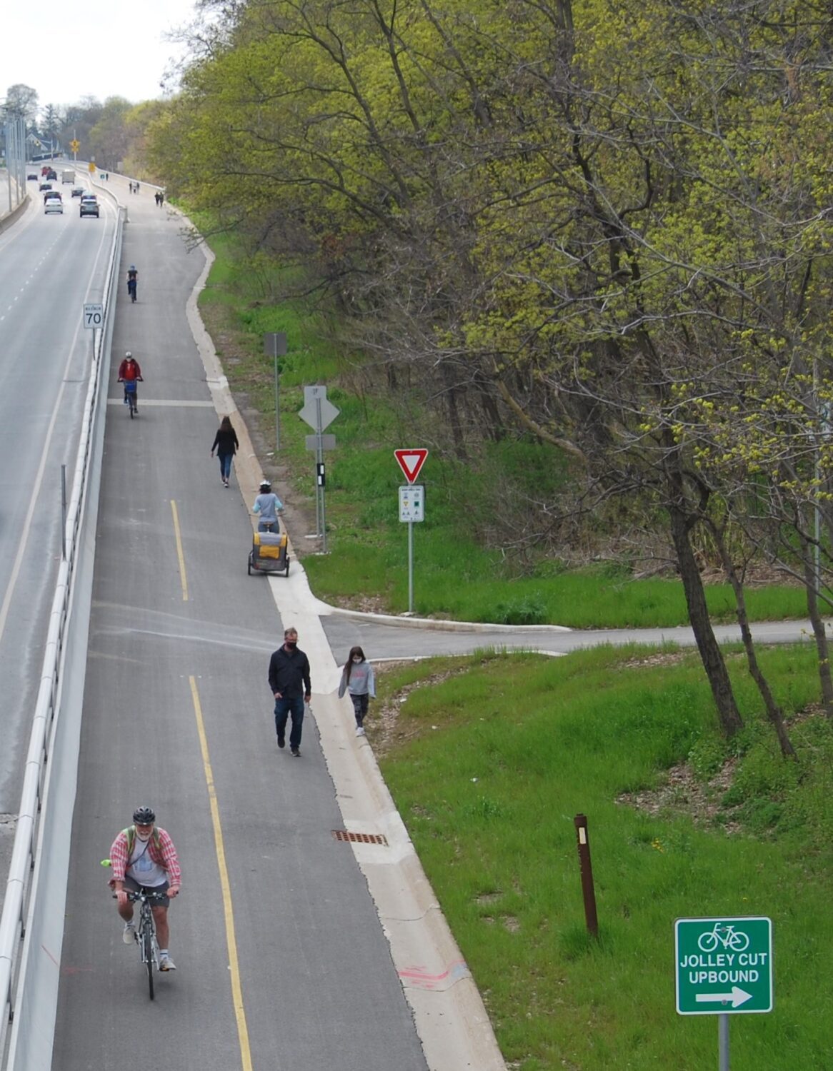 Cyclists on the keddy trail